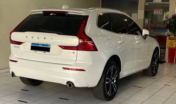 VOLVO XC60 2.0 D5 DIESEL MOMENTUM AWD GEARTRONIC